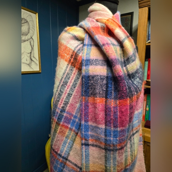 Super Cute Plaid Scarf - Picture 3 of 3